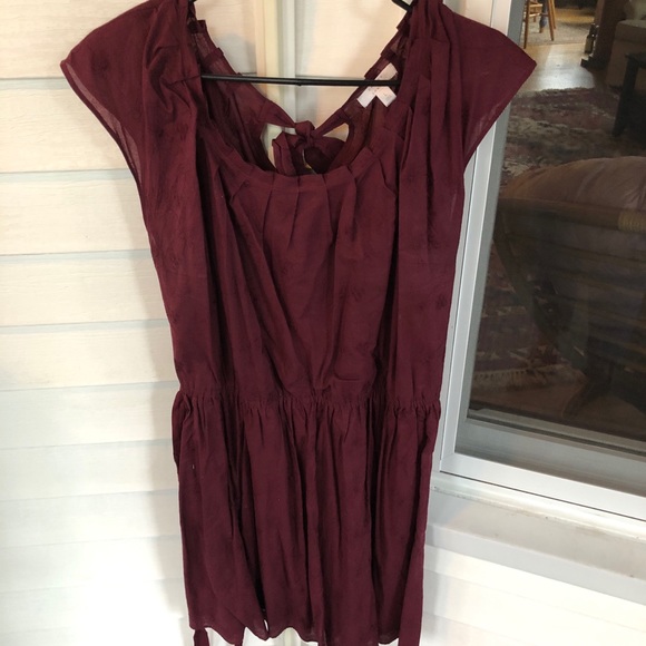 LC Lauren Conrad Dresses & Skirts - Lauren Conrad very flattering burgundy dress